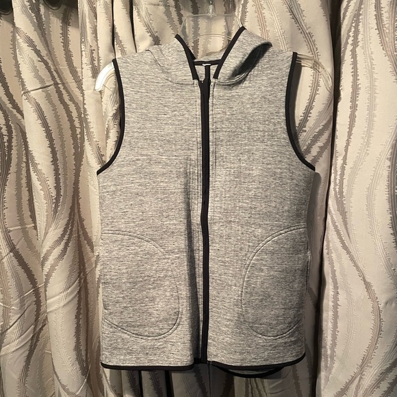 Lululemon Gray vest Reversible - Picture 4 of 9
